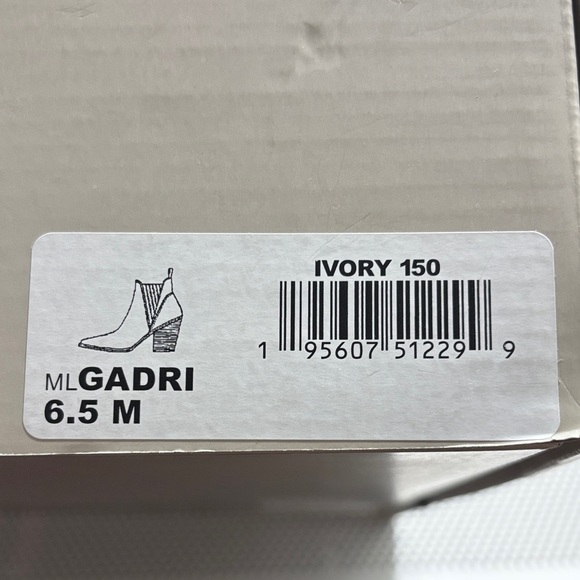 🆕 NWOT Marc Fisher Gadri Ivory Ankle Booties - Picture 2 of 8